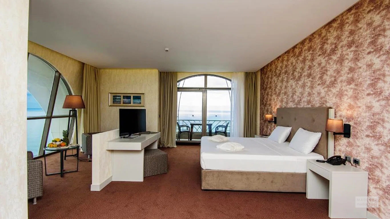 Интерьер номера в отеле "Grand Gloria Hotel"