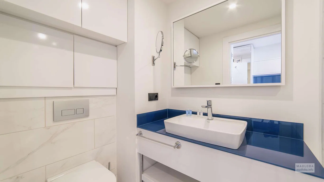 Уборная в отеле Grand City Apartments