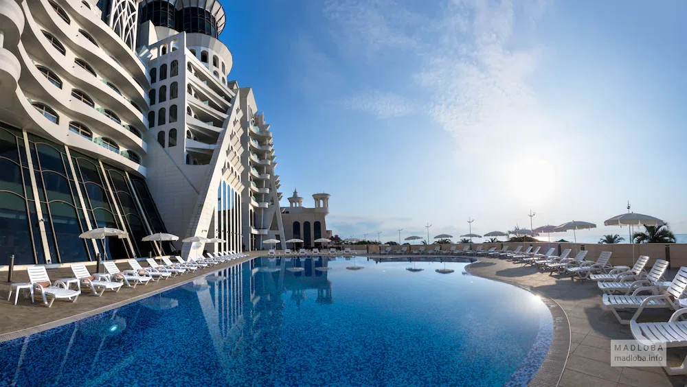 Бассейн на территории отеля "Grand Gloria Hotel"