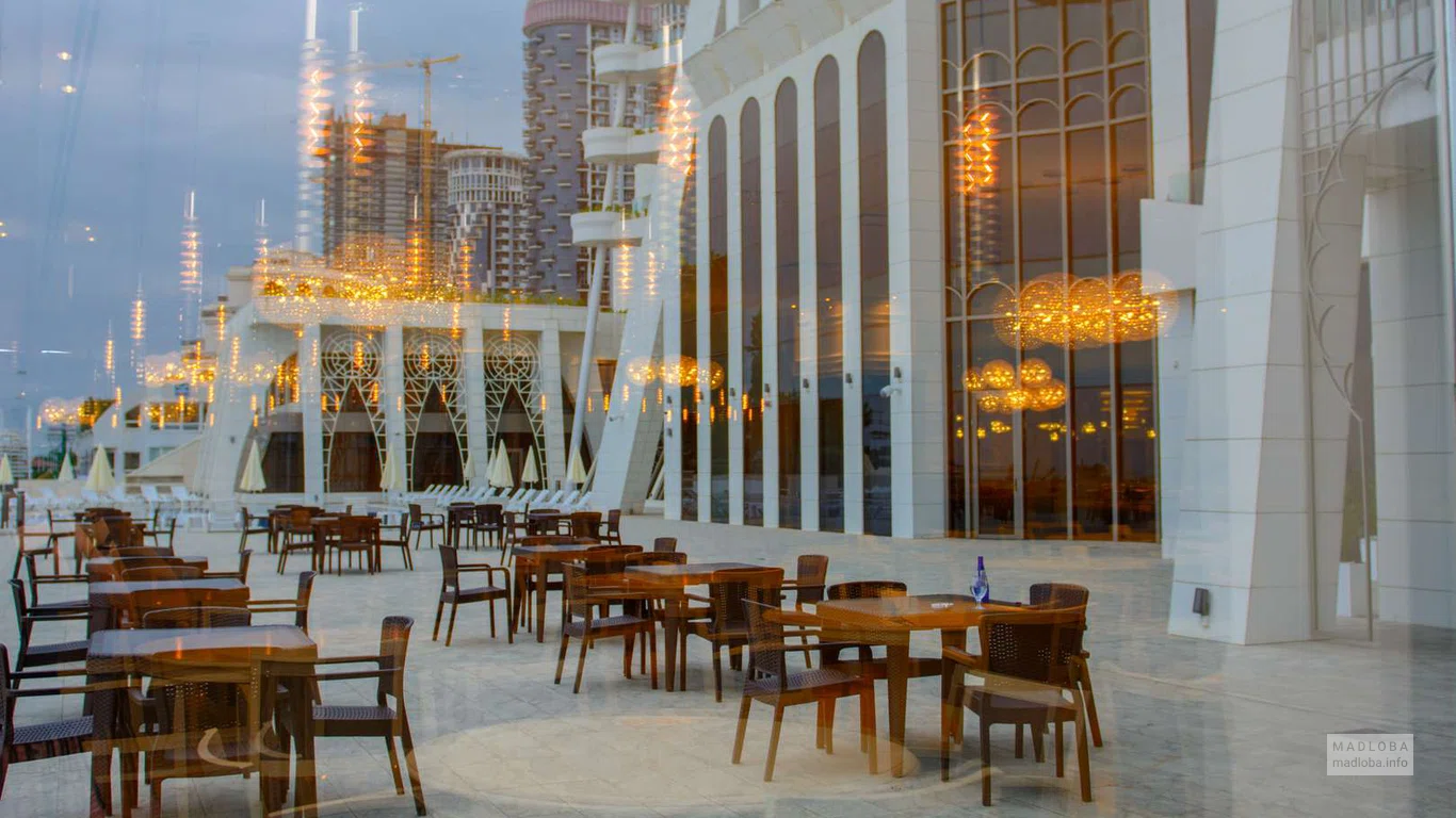 Зона отдыха на территории отеля "Grand Gloria Hotel"