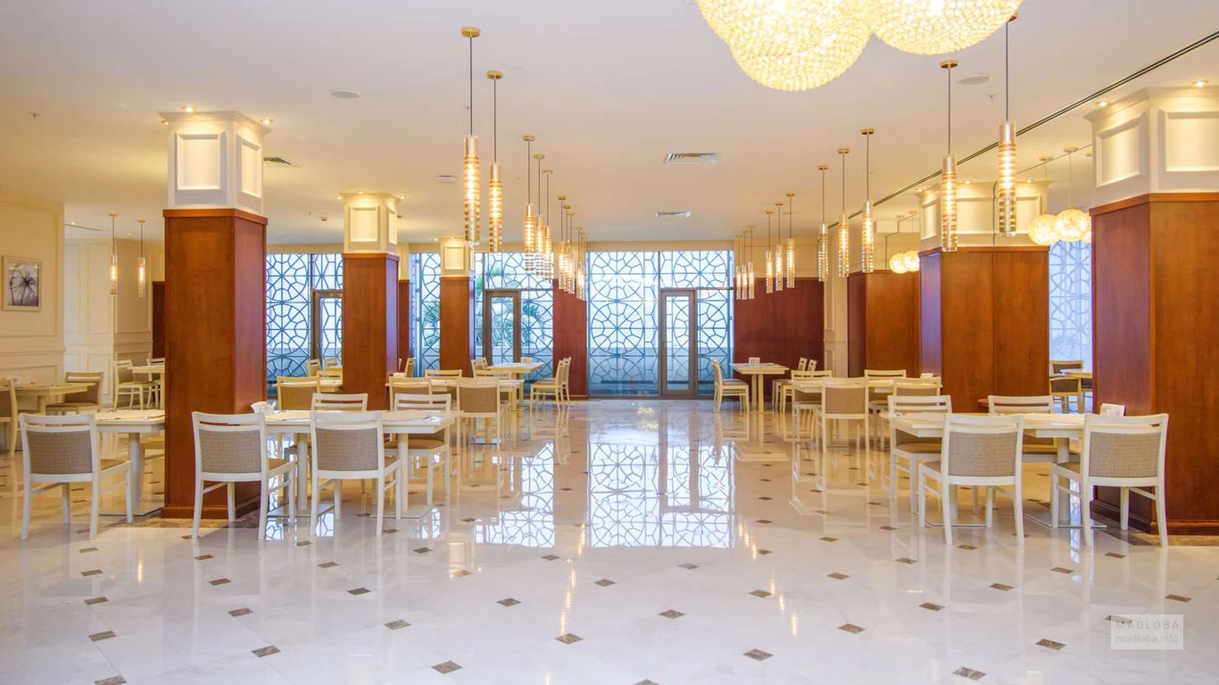 Столовая в отеле  "Grand Gloria Hotel"