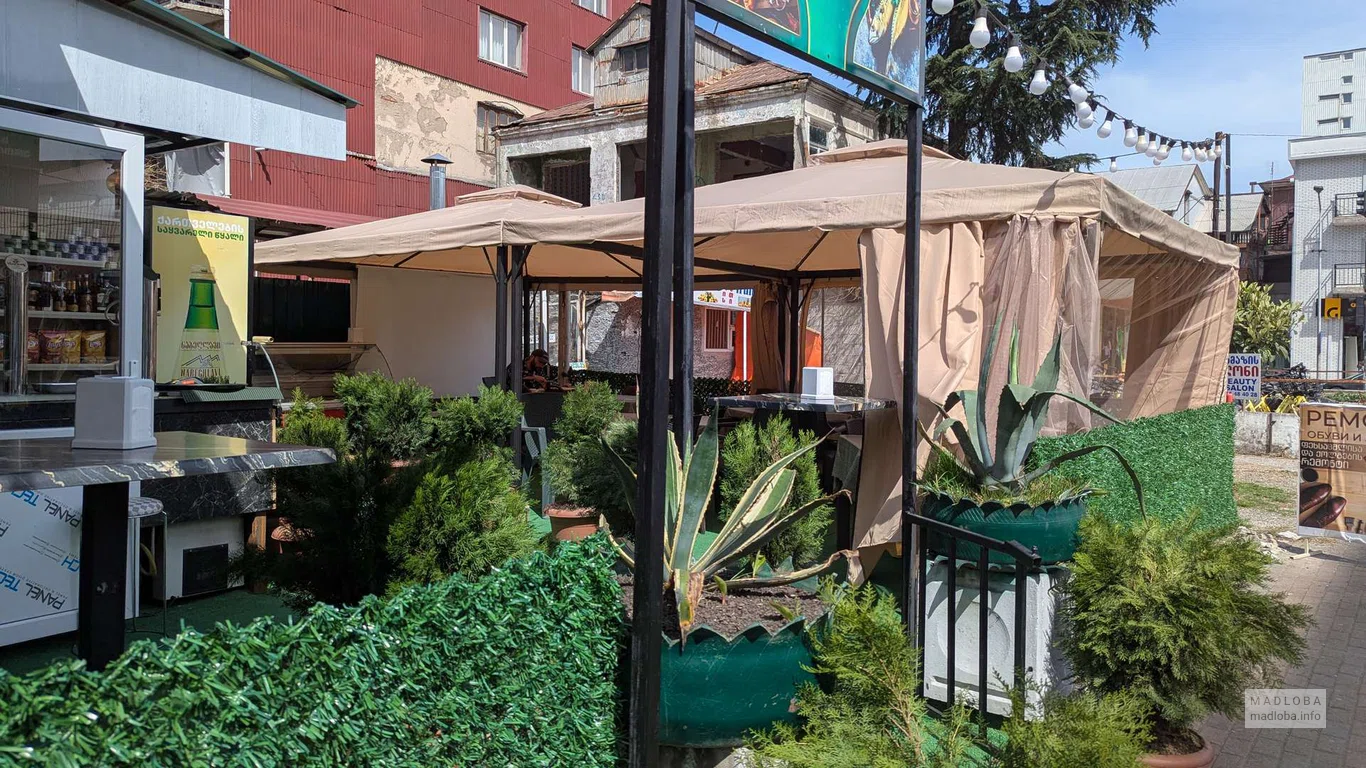 Уличное кафе Green Tavern