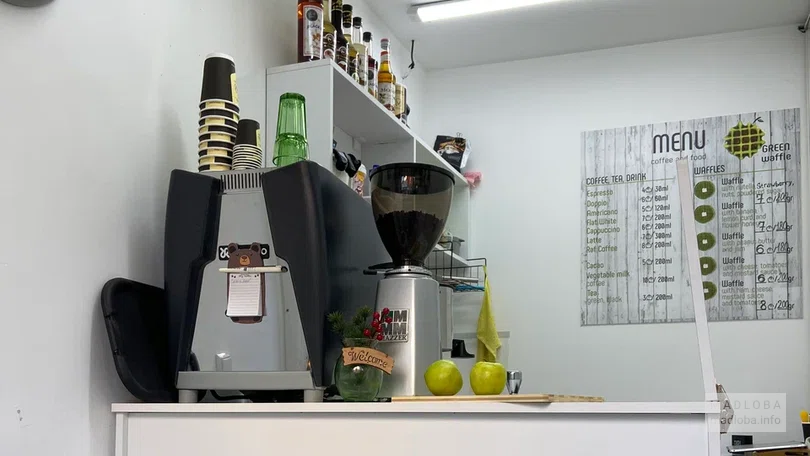 Вид на барную стойку в Green waffle