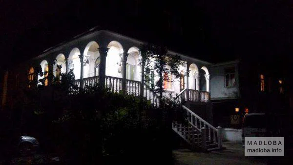 Guest House Quiet Home в ночное время