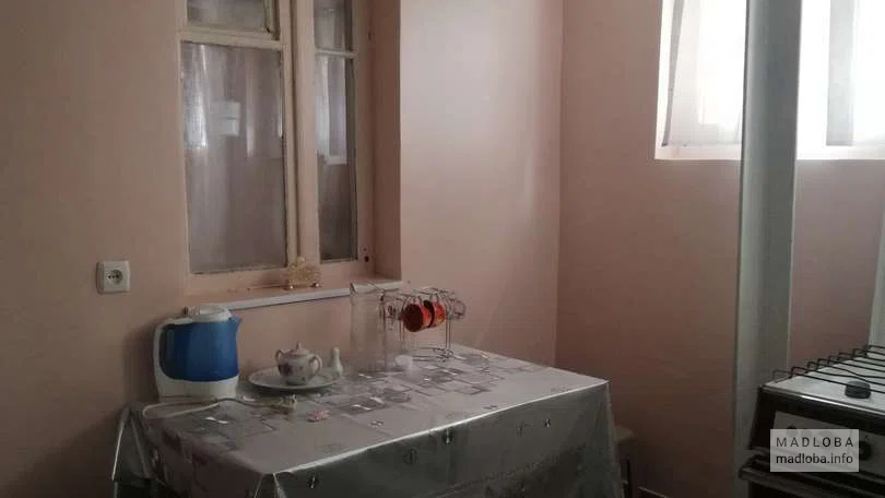 Место для приёма пищи в хостеле Guest House 81