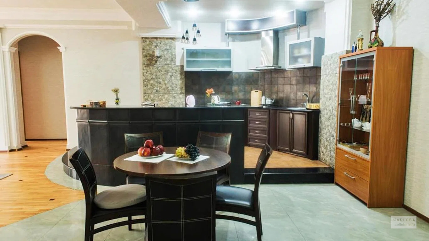 Столовая в номере Guesta - Elite Residence