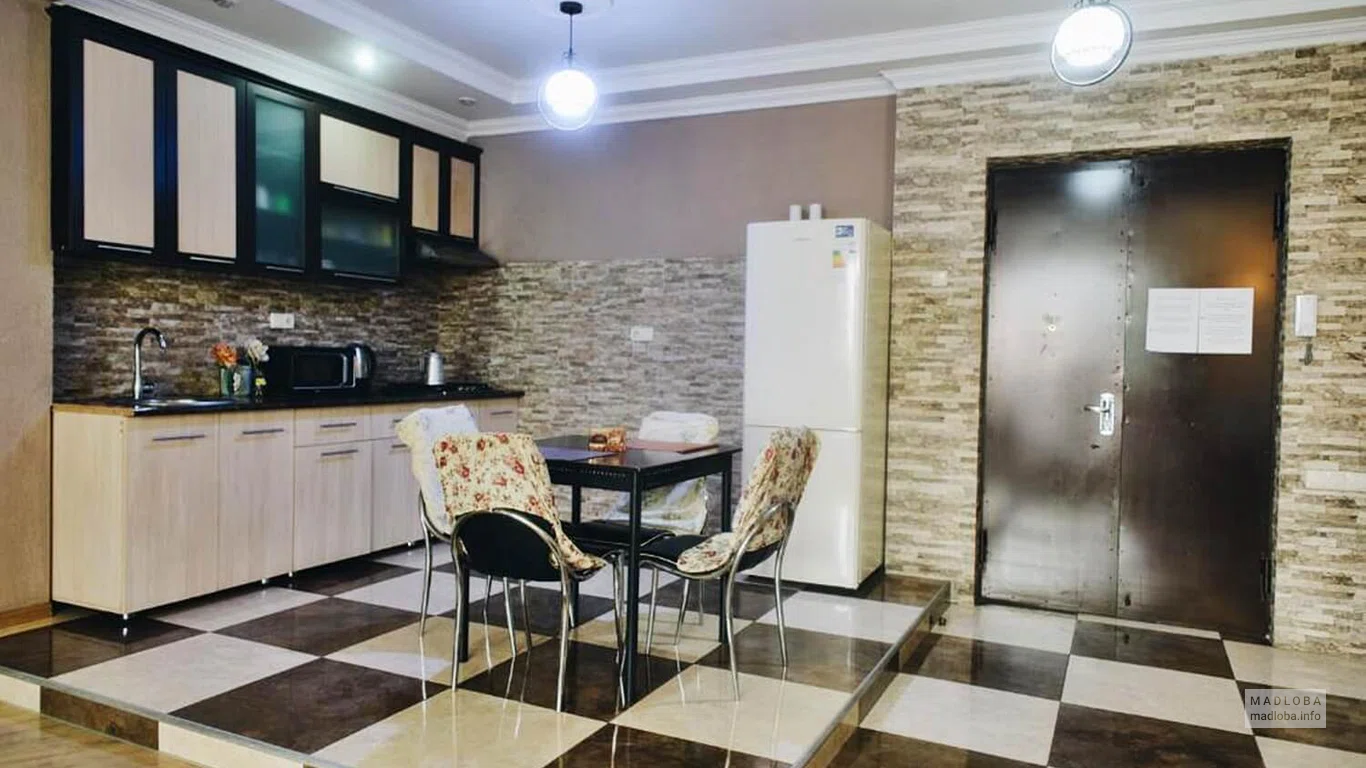 Кухня в номере отеля Guesta - Elite Residence