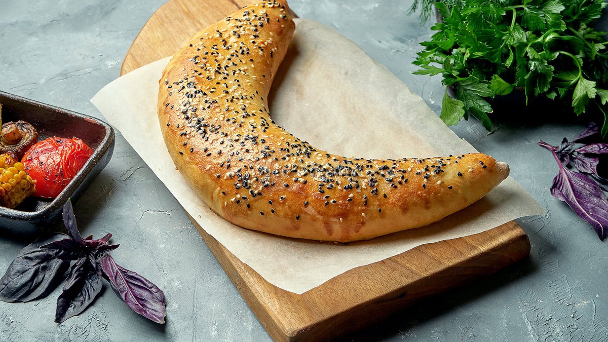 Guruli in the form of a crescent