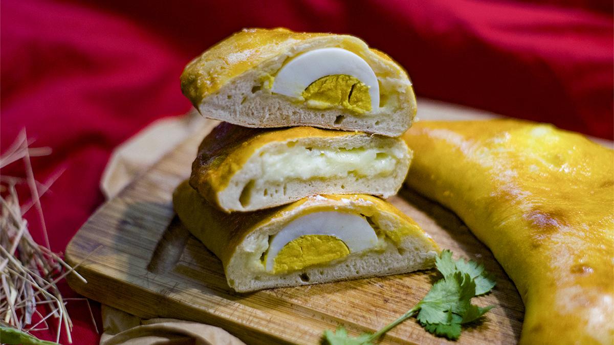Гурийские пирожки с яйцом на красном фоне