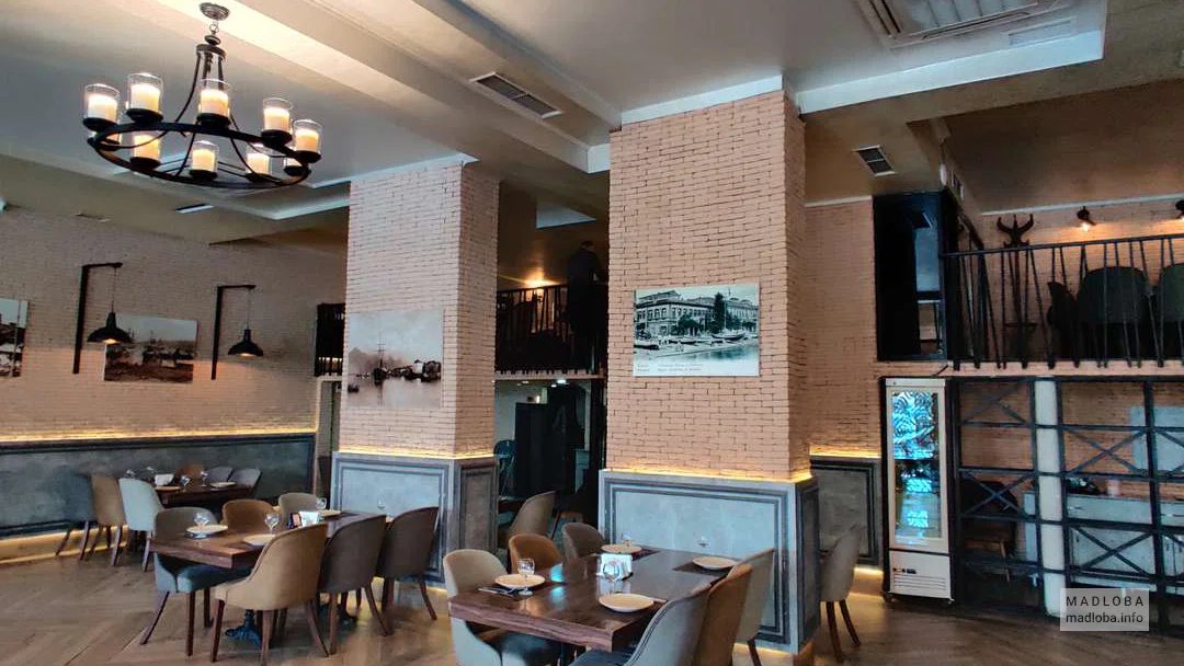 Столики в зале ресторана