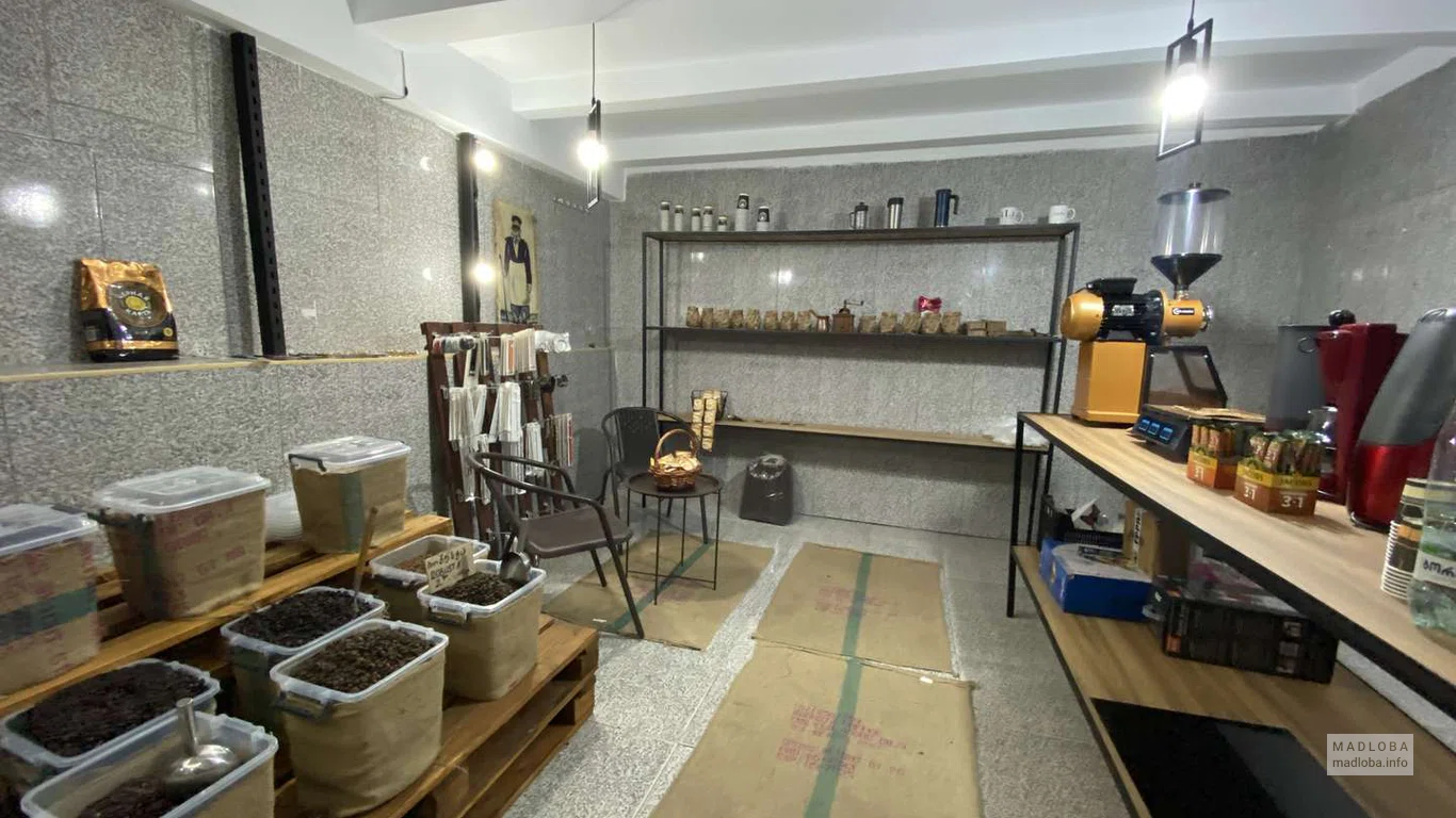 Вид зала кофейни H&L Coffee House