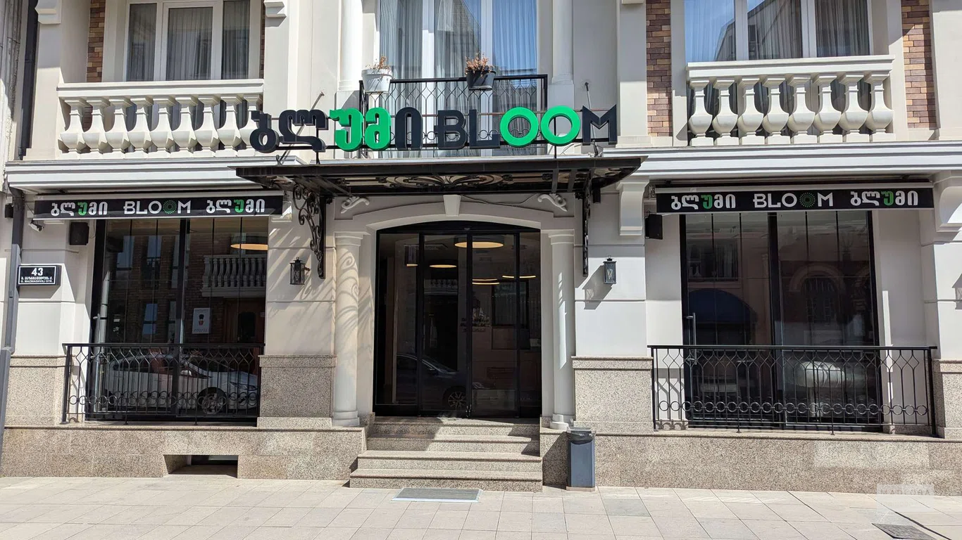 Вход в HOTEL BLOOM