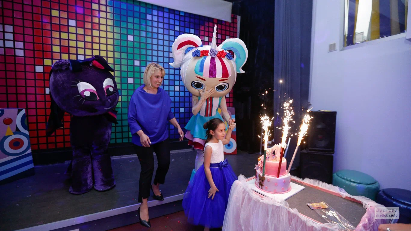 Праздничный торт в детской студии Happy Lounge