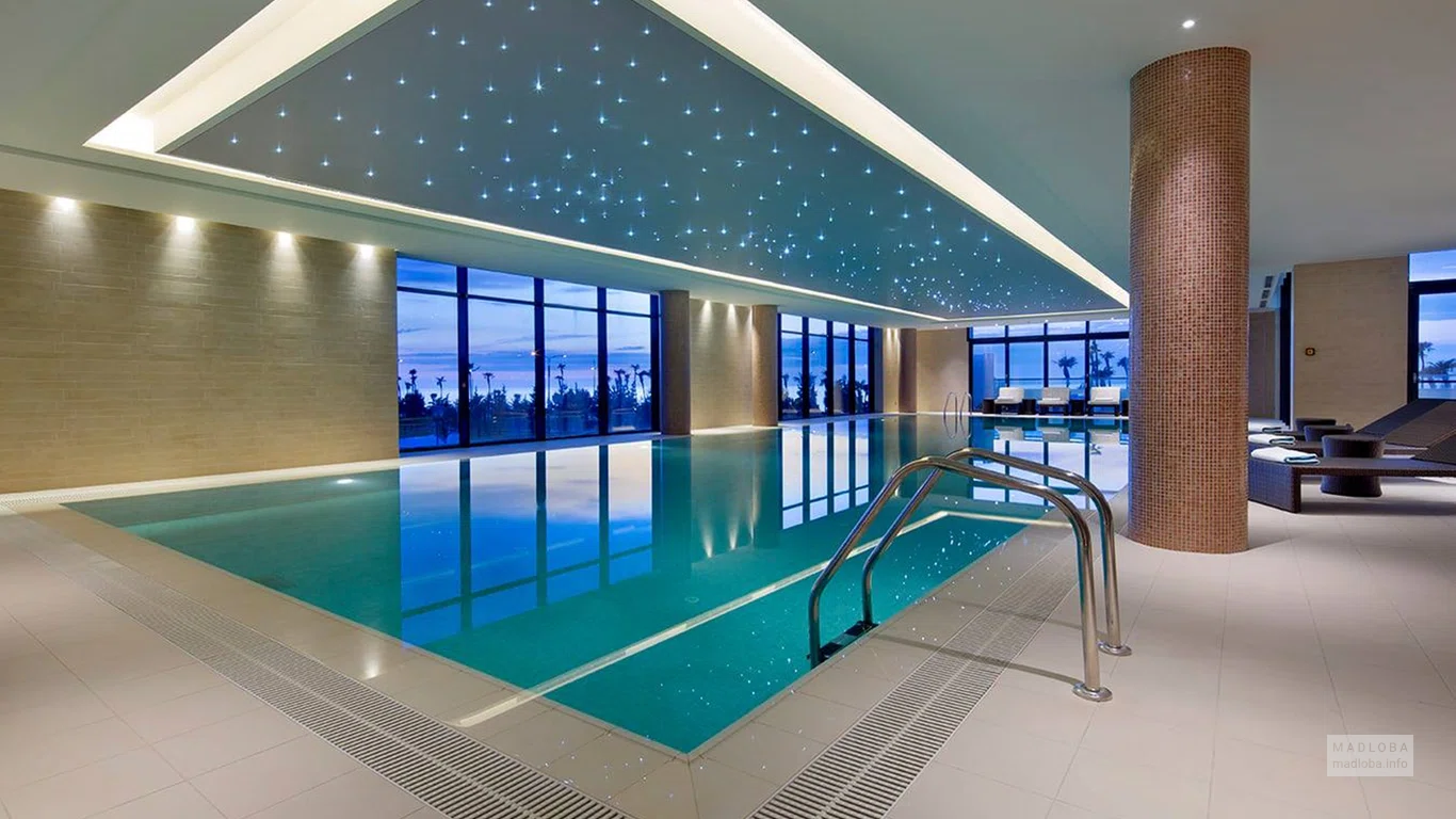 Бассейн в отеле "Hilton Batumi"