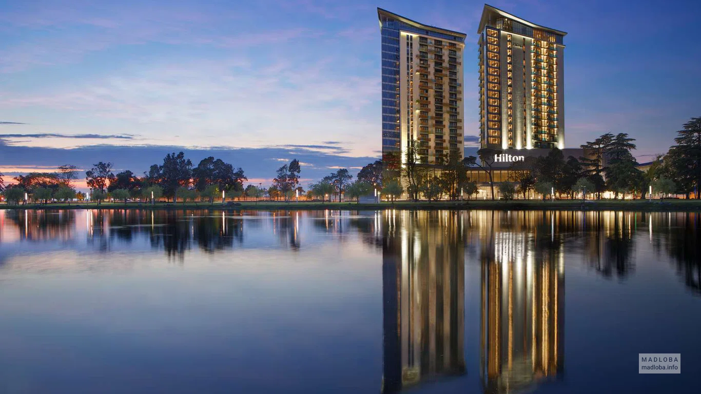 Отель Hilton Batumi в вечернее время