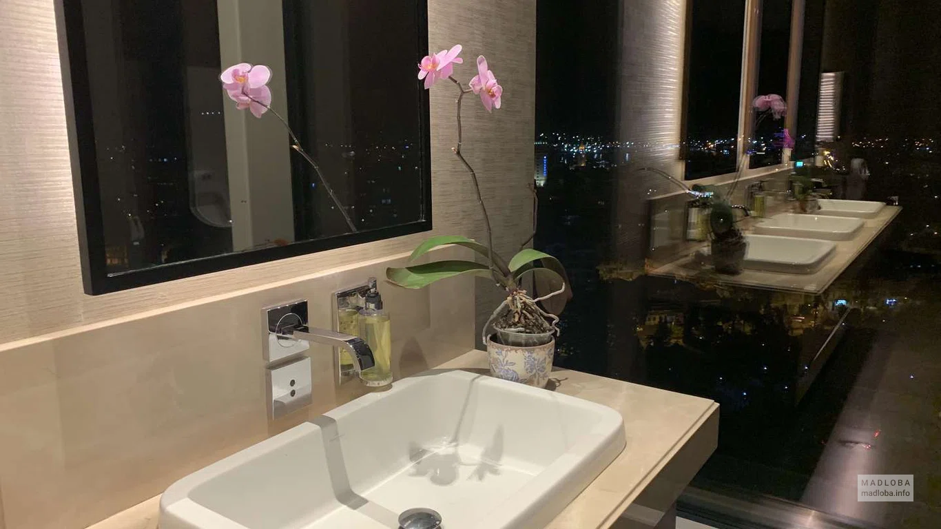 Уборная в отеле Hilton Batumi