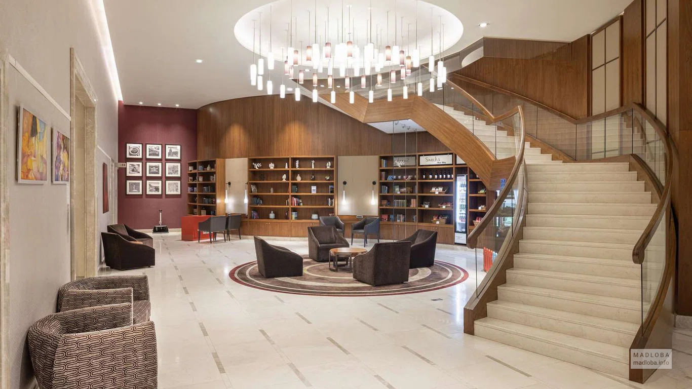 Интерьер фойе в отеле Hilton Batumi