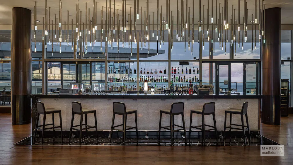 Барная стойка в отеле Hilton Batumi