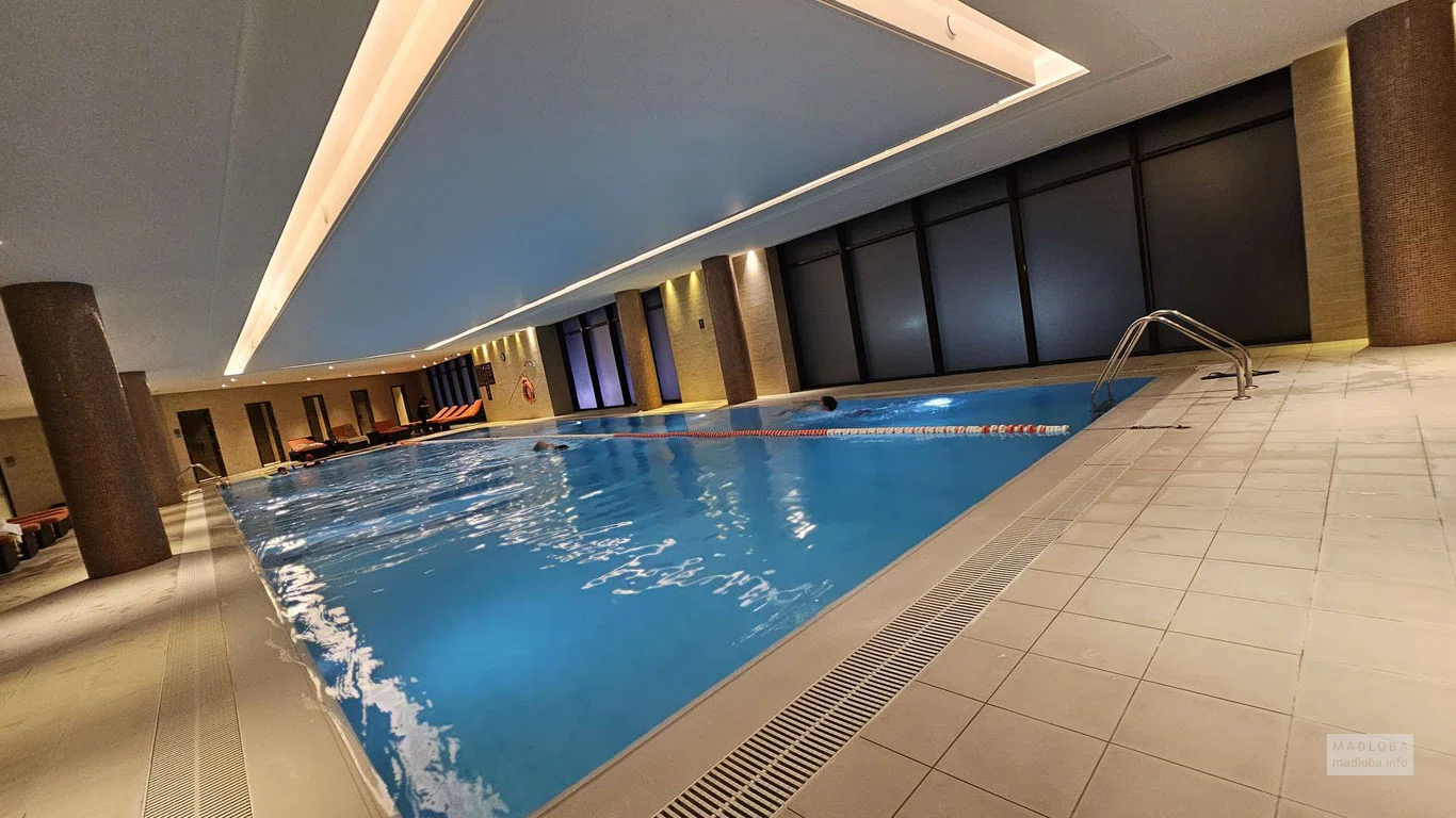 бассейн в отеле Hilton Batumi