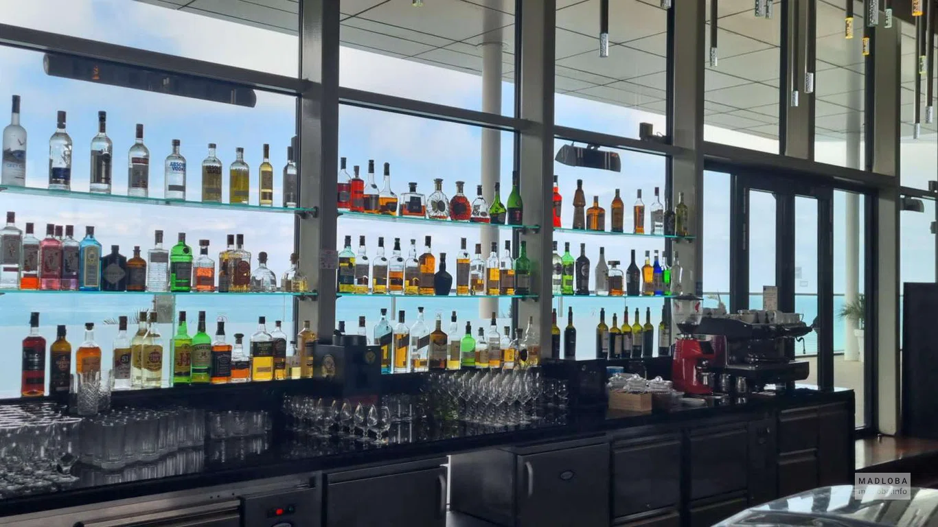 барная стойка в отеле Hilton Batumi
