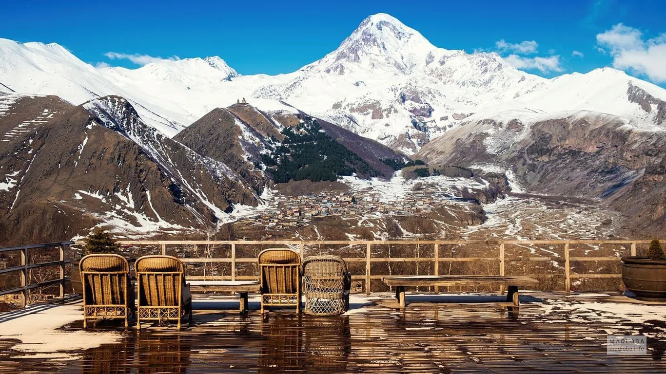 Деревянные кресла на террасе, отдых с Holiday Georgia