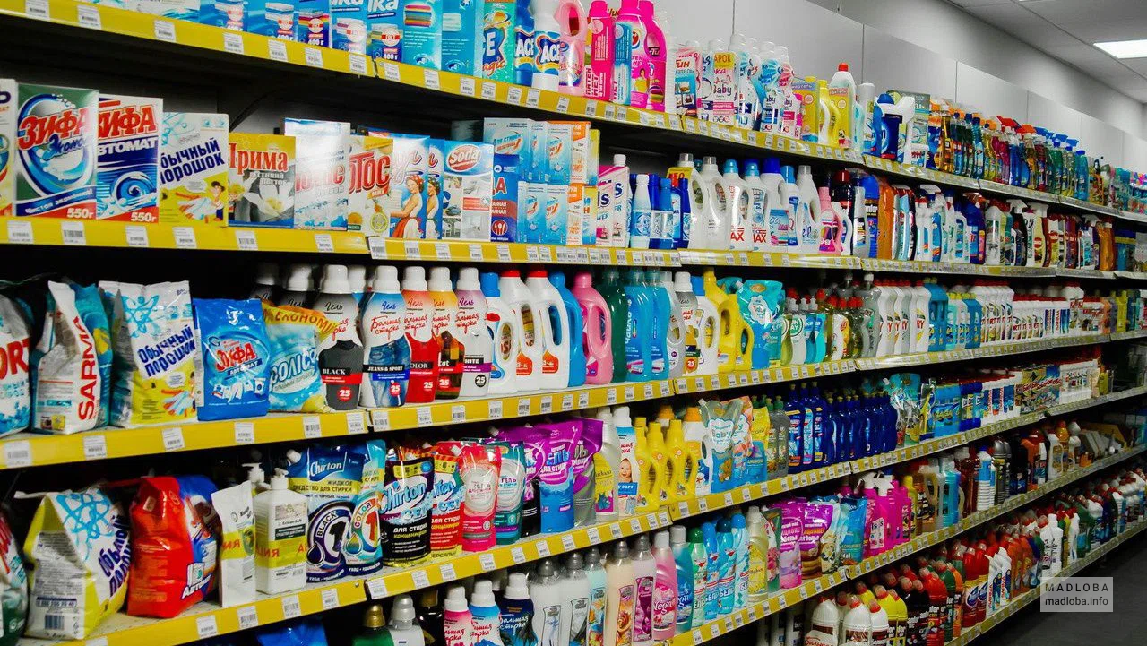 Бытовая химия Хоум Лаб на полках магазина