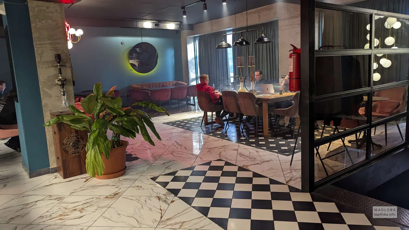 молодые люди курят кальян в Hookah Place na Saburtalo