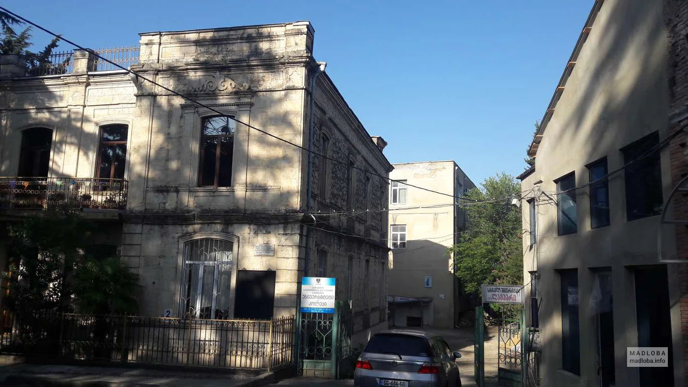 Вид на хостел Tetnuldi с улицы