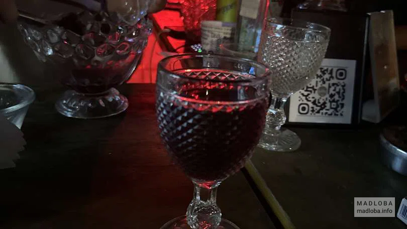 Подача вина  Hot Cherry
