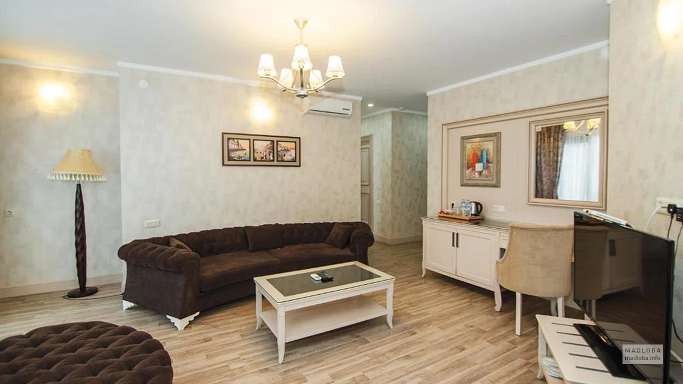 Интерьер гостиной в номере отеля 19