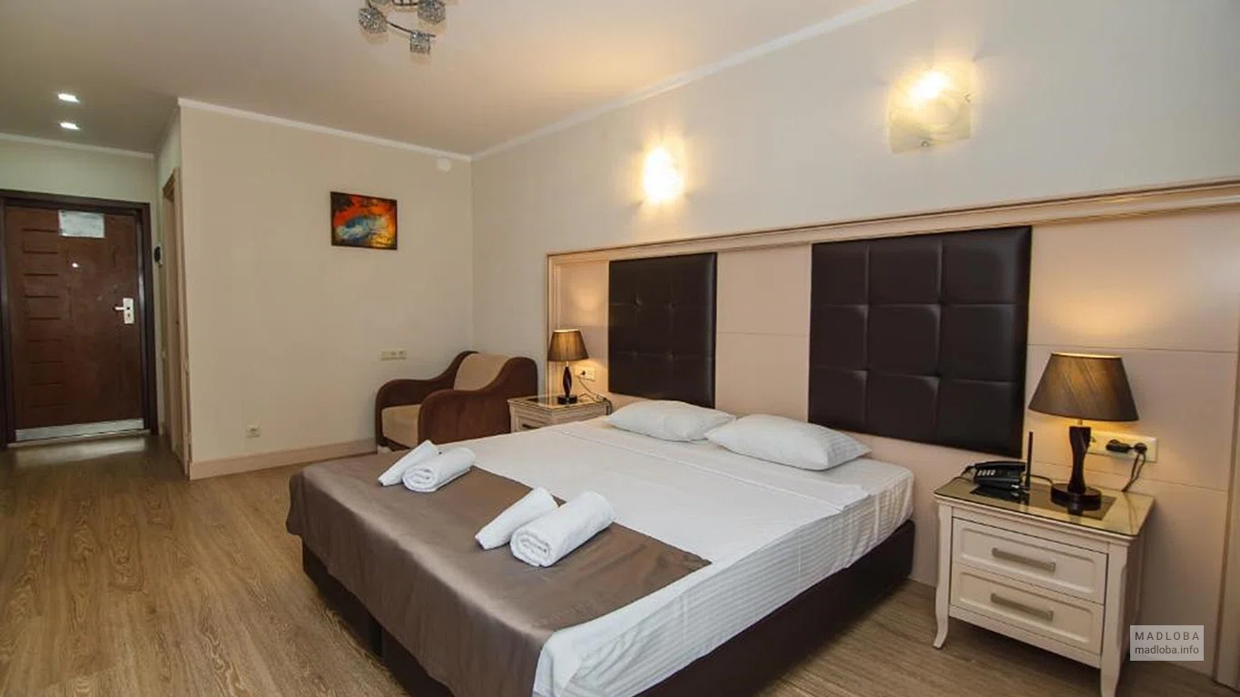 Кровать в номере Hotel 19