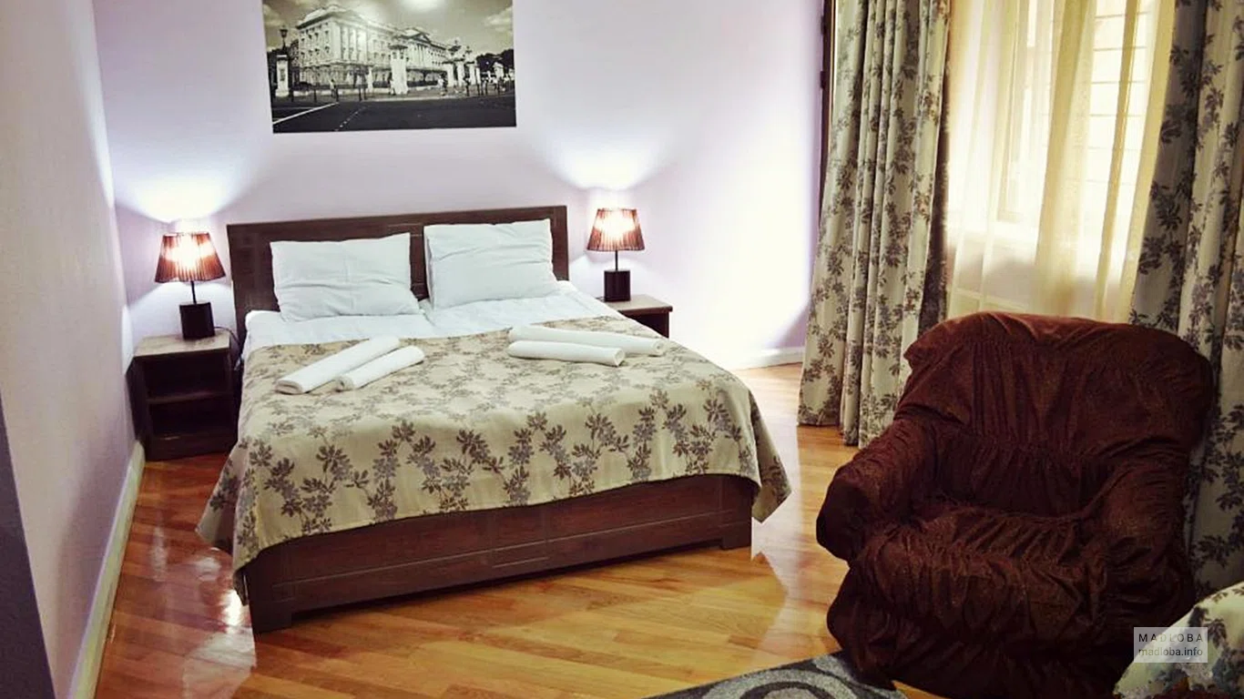 Кровать для двоих в номере Hotel Check-In