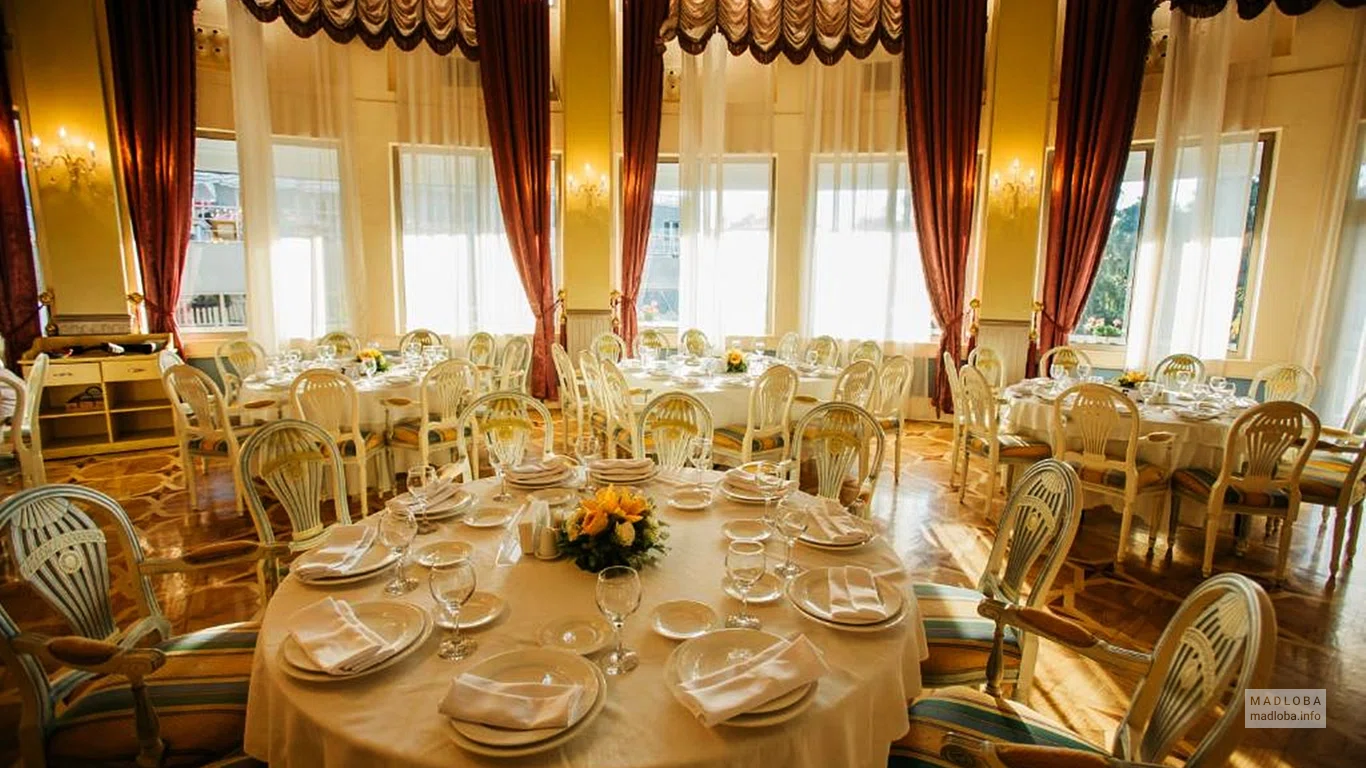 Ресторан в Intourist Palace Hotel & SPA