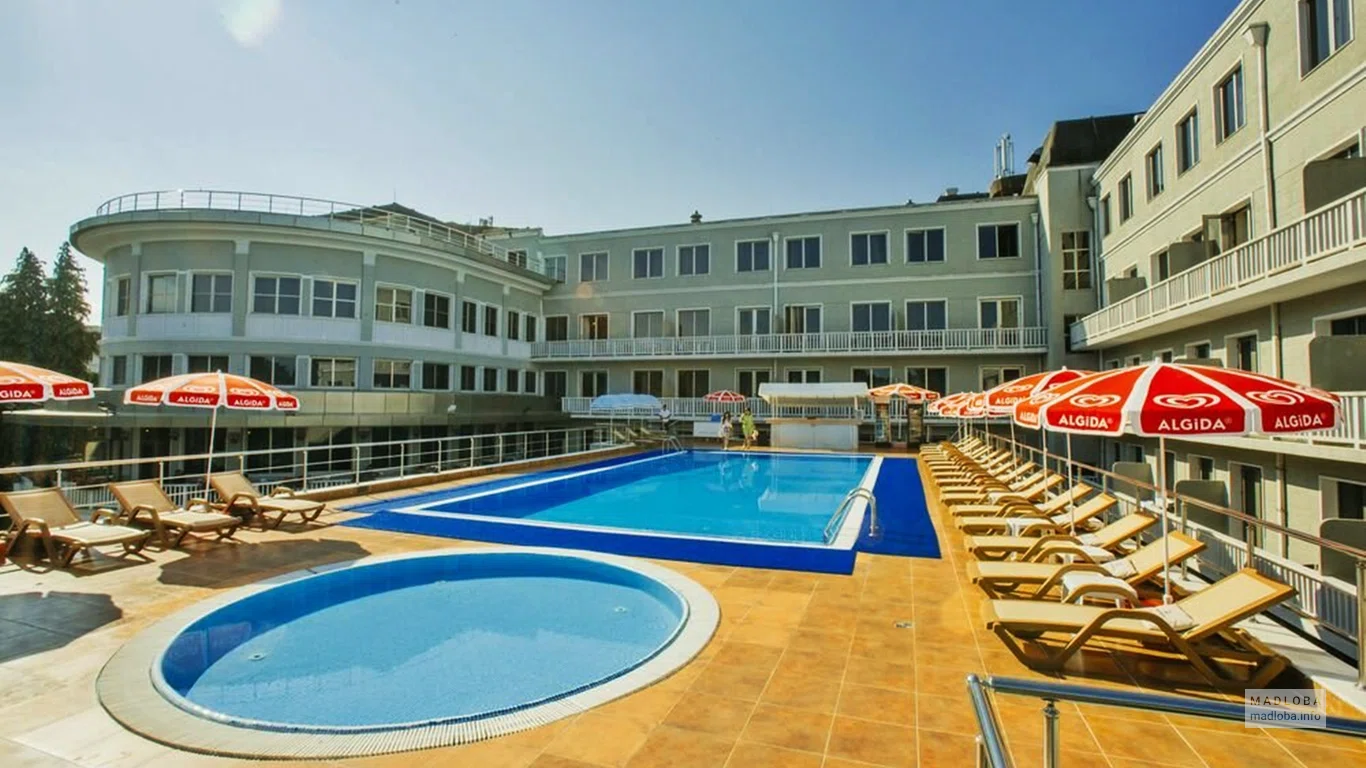 Бассейн на территории Intourist Palace Hotel & SPA
