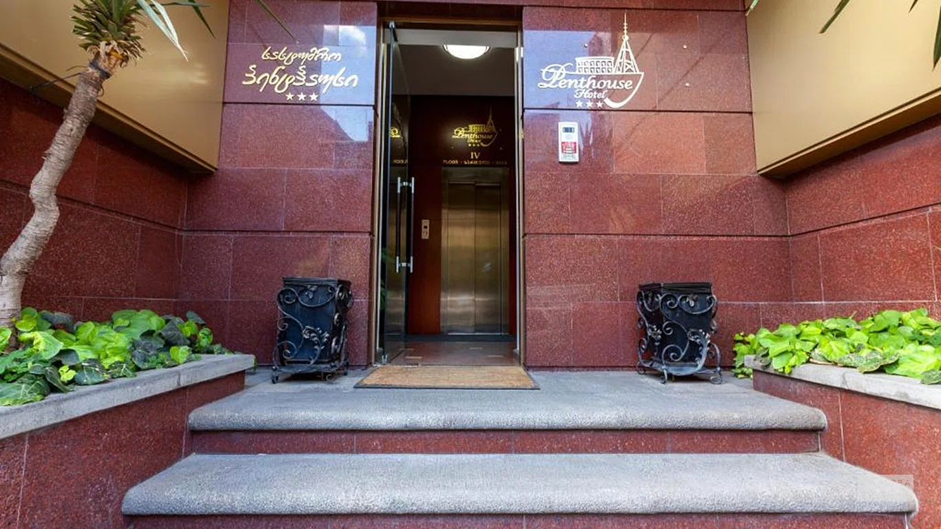 Вход в отель Penthouse в Грузии