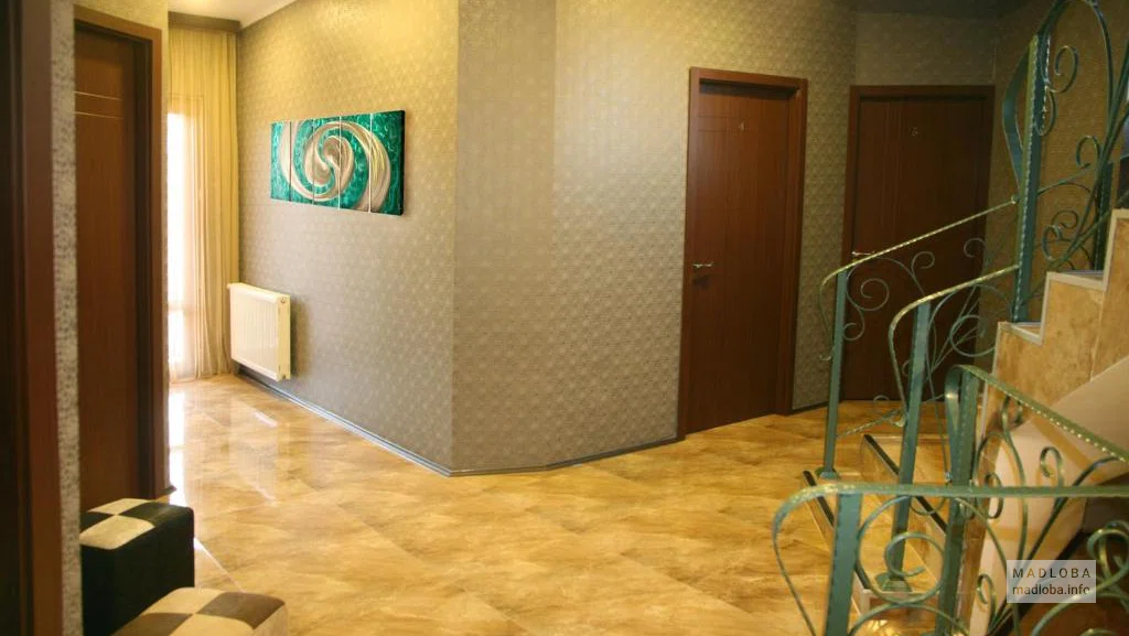 Коридор гостиницы Pyramida в Тбилиси