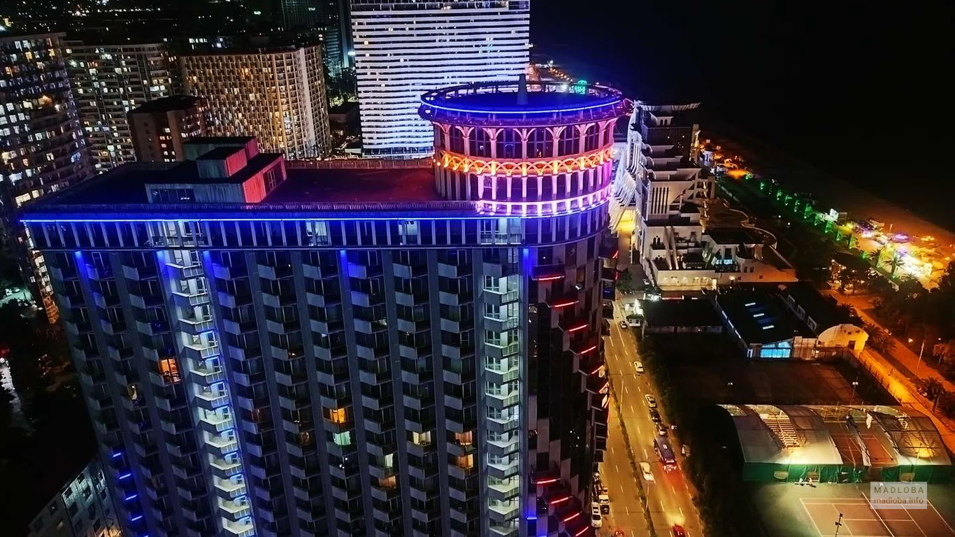 Hotel 19 в ночное время