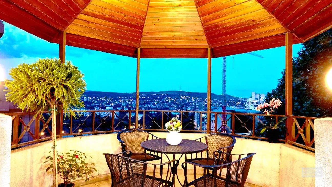 Балкон в номере Hotel Iliani в Грузии