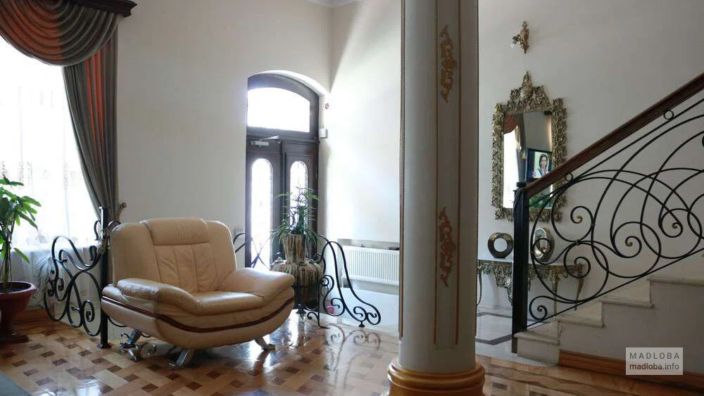 Интерьер в фойе отеля Luxors Garden