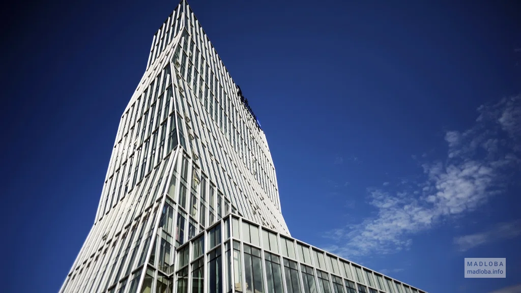 Вид здания отеля Radisson Blu Batumi