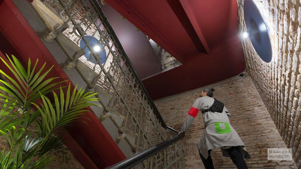 Лестничный марш в отеле Зег