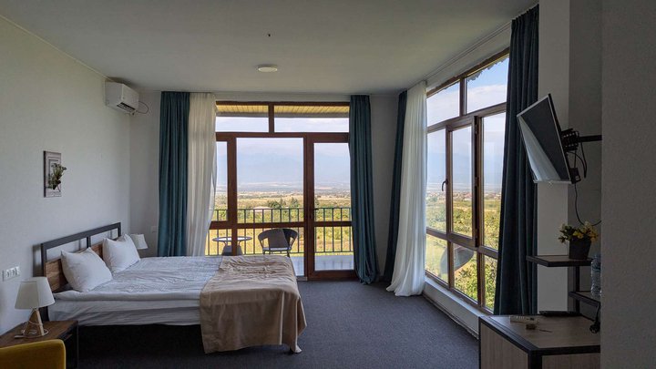 Hotel & Wine Cellar ARGE in Ruispiri