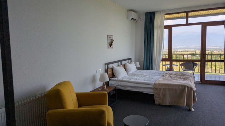 Hotel & Wine Cellar ARGE in Ruispiri