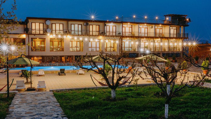 Hotel & Wine Cellar ARGE in Ruispiri