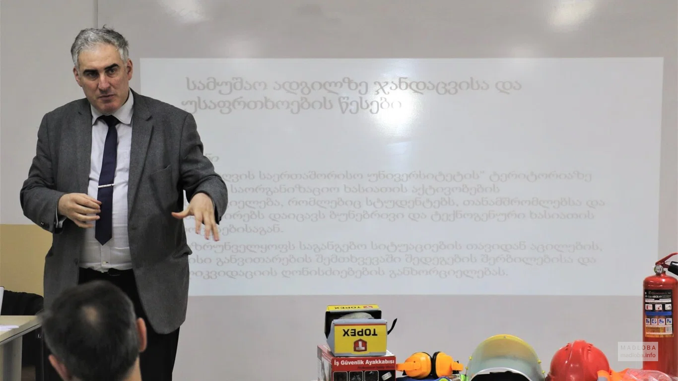 Преподаватель в учебном центре IBSU