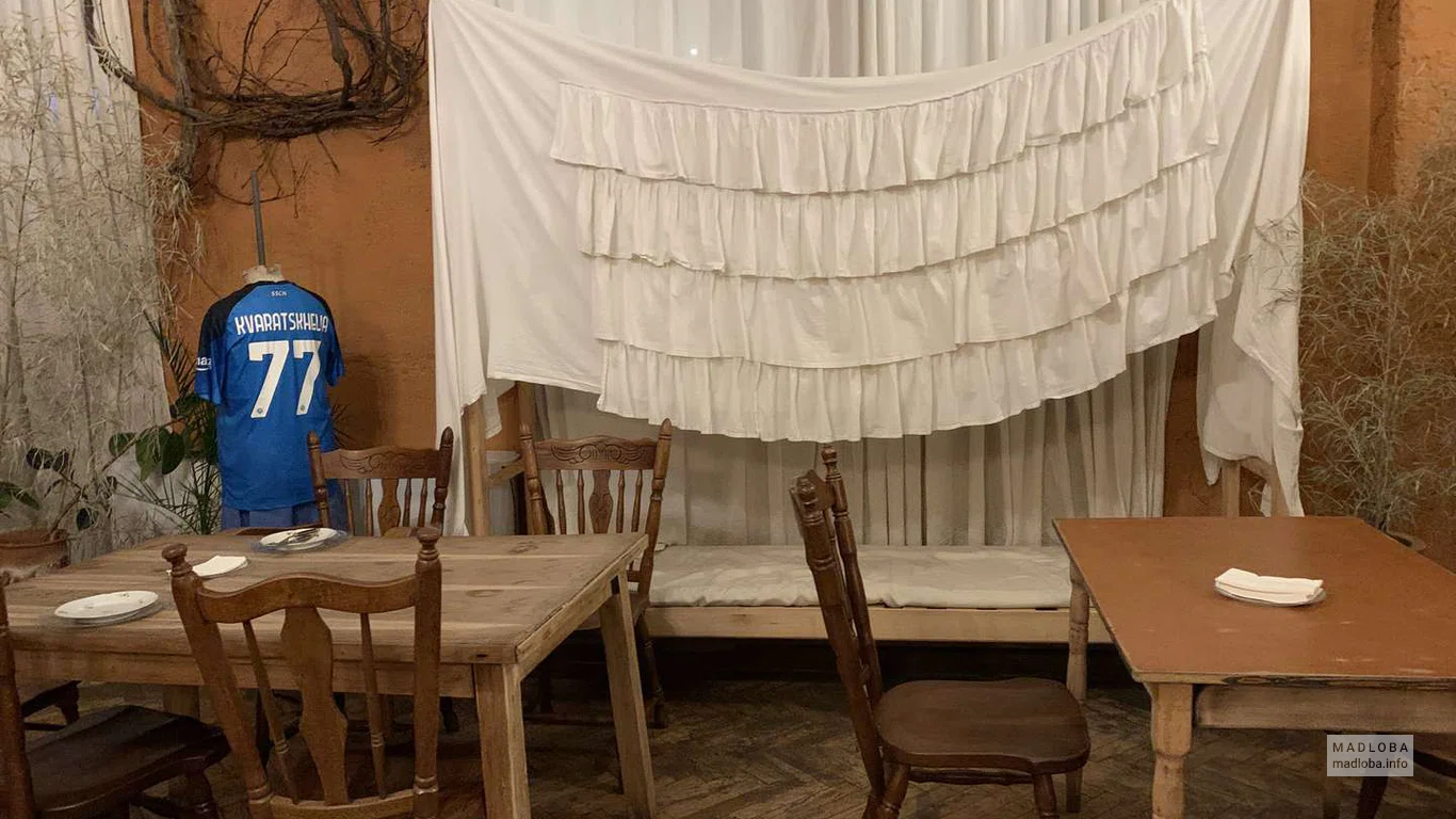 Футбольная форма в одном из залов ресторана Sisters