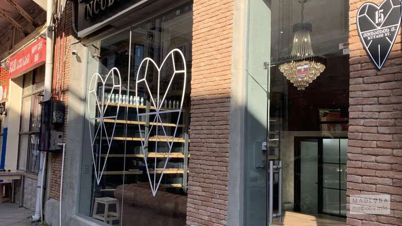 вход с салон INCUB piercing house
