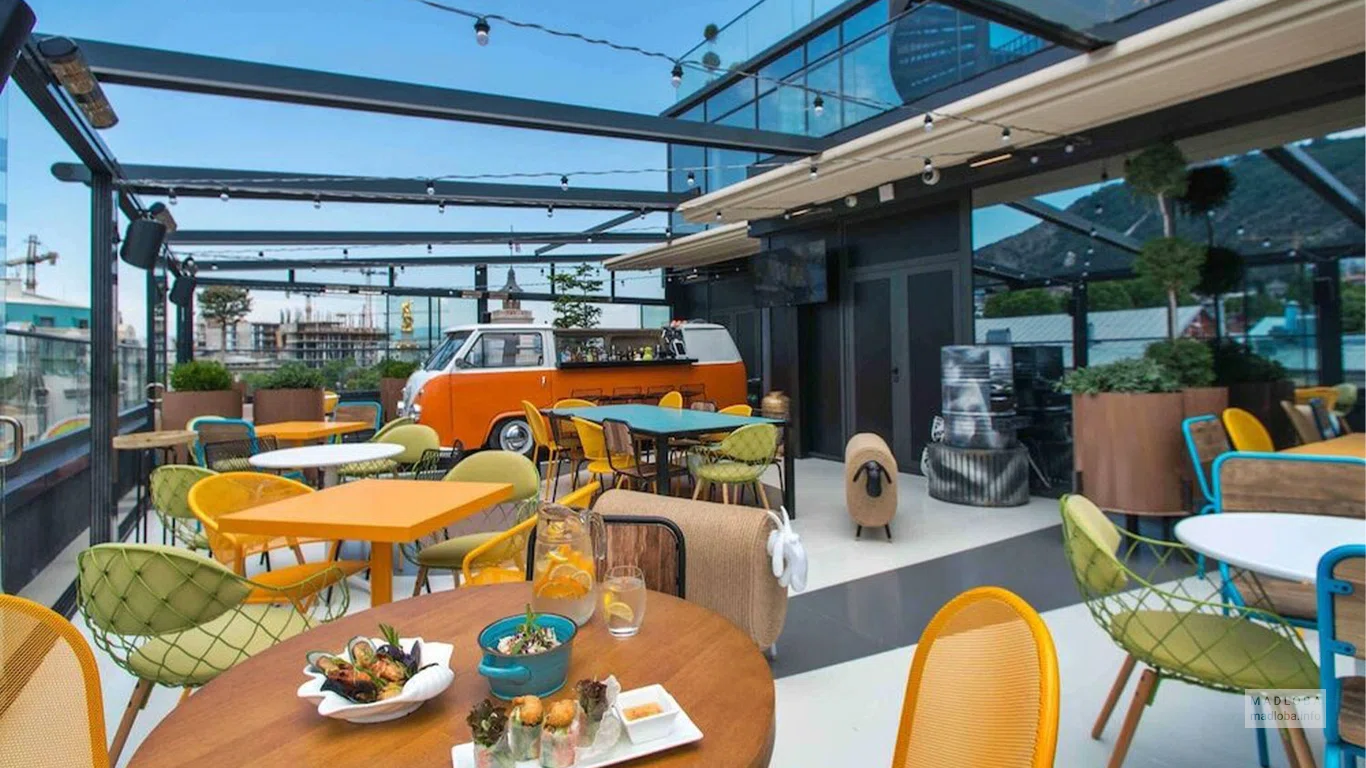 Столики на стеклянной террасе Ibis Styles