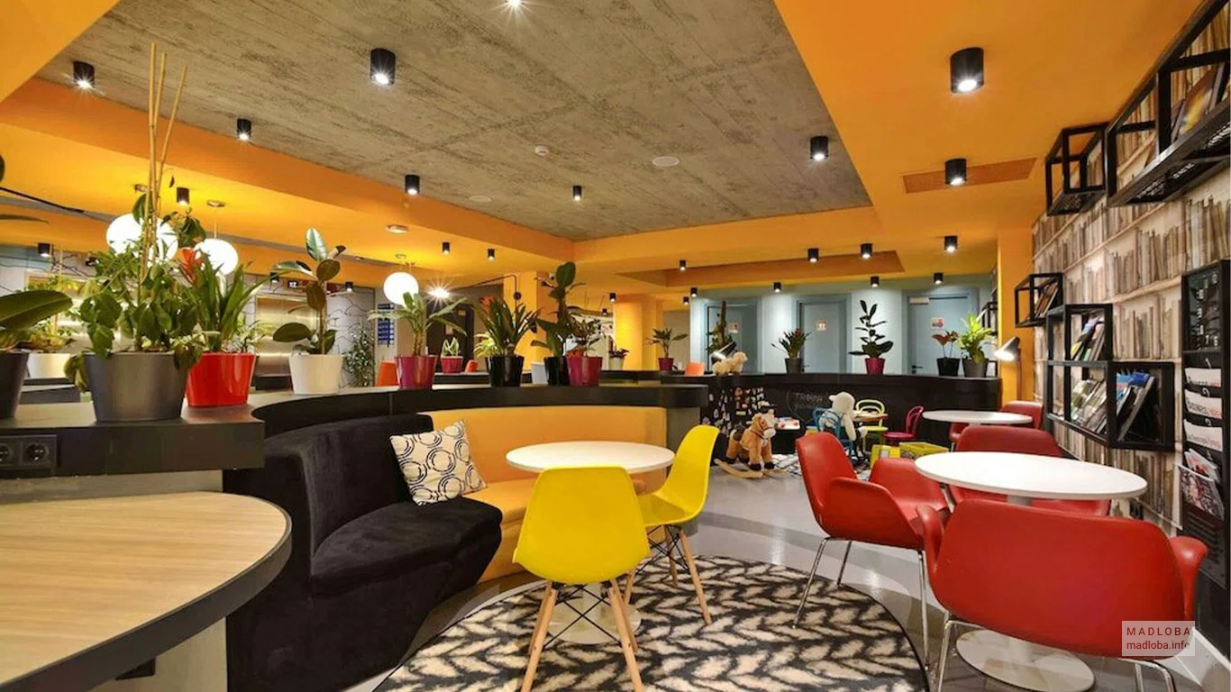 Обеденный зал Ibis Styles Тбилиси Центр