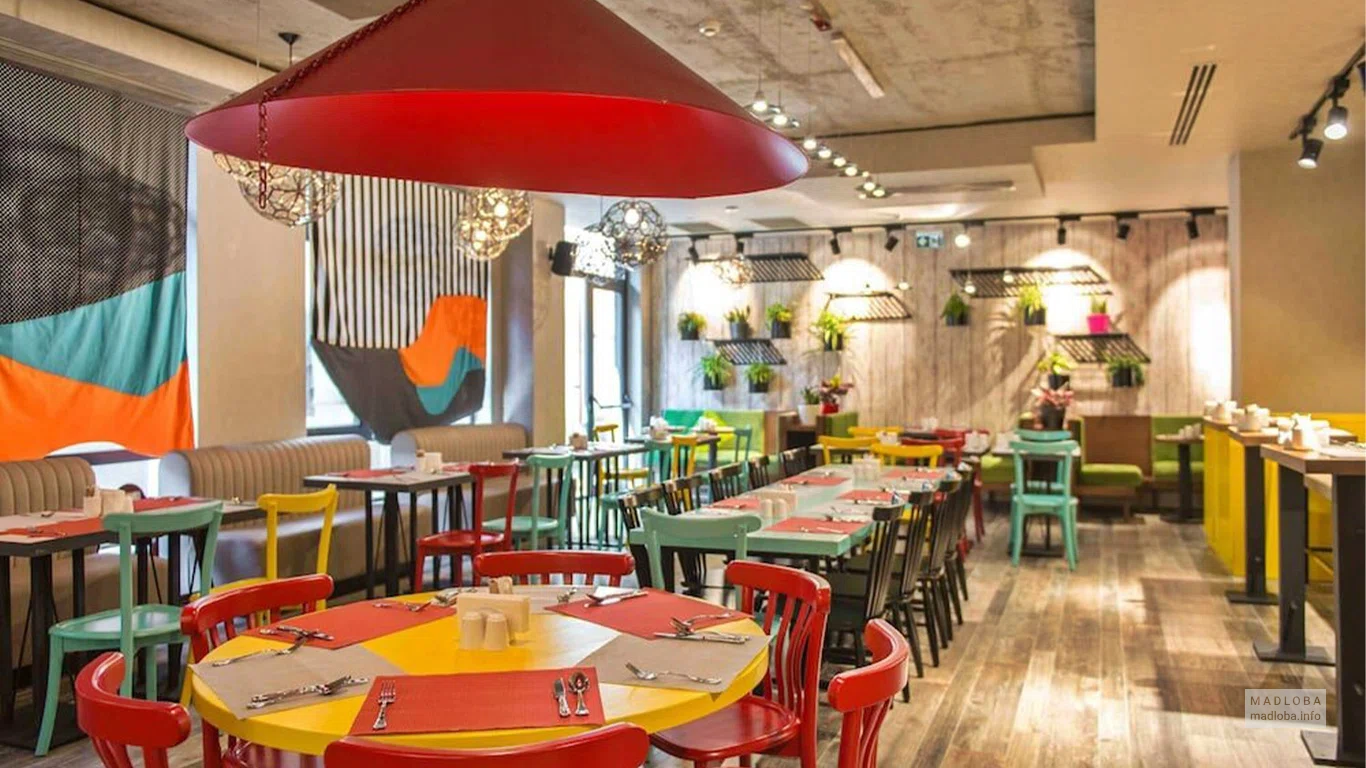 Интерьер столовой Ibis Styles в Тбилиси